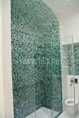 Budapest, magánlakás - fürdőszoba kerámia falburkolat és zuhanyfülke üvegmozaikkal