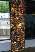 Budapest, magánház - Wild Agate féldrágakő pillérburkolat led világítással